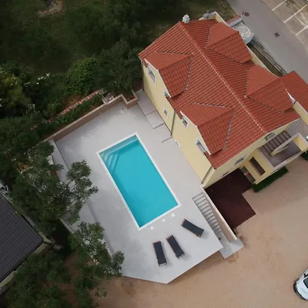 566-4 For 5 Pers In Daire