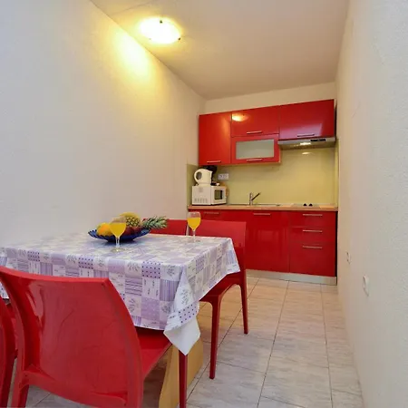 566-4 For 5 Pers In *