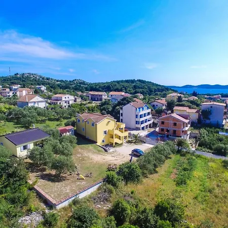 566-4 For 5 Pers In *