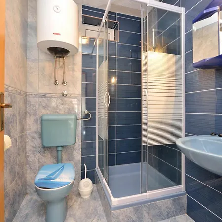 566-4 For 5 Pers In *