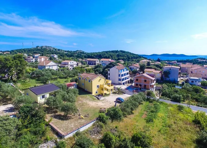 566-4 For 5 Pers In *